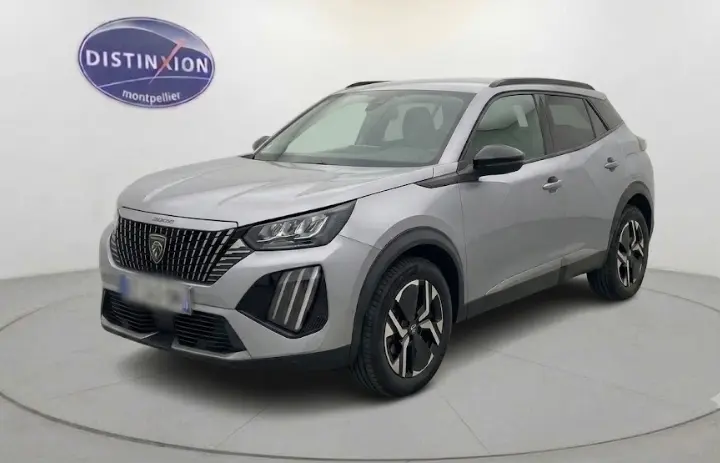 Peugeot 2008 Hybrid 145 e-DCS6 Allure gris, vue 3/4 avant droit, avec calandre distinctive et jantes stylisées.