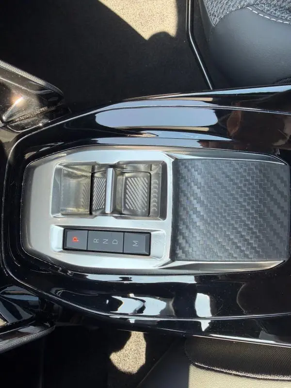 Vue rapprochée de la console centrale noire du Peugeot 2008 Hybrid 145 e-DCS6 Allure avec commandes de boîte automatique.