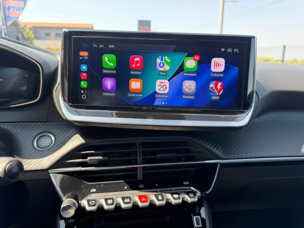 Vue intérieure du tableau de bord du Peugeot 2008 Hybrid 145 e-DCS6 Allure 2025, écran tactile central avec interface connectée.