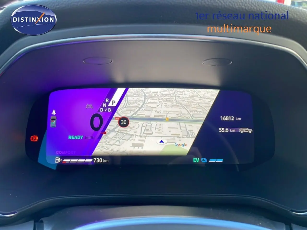 Tableau de bord numérique de la Renault Symbioz 2025, affichage carte GPS et informations de conduite en vue frontale.