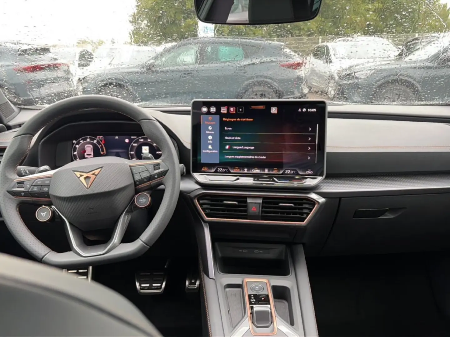 Vue intérieure frontale du tableau de bord et volant cuir multifonction du CUPRA Formentor 1.5 ETSI Hybrid 2026.