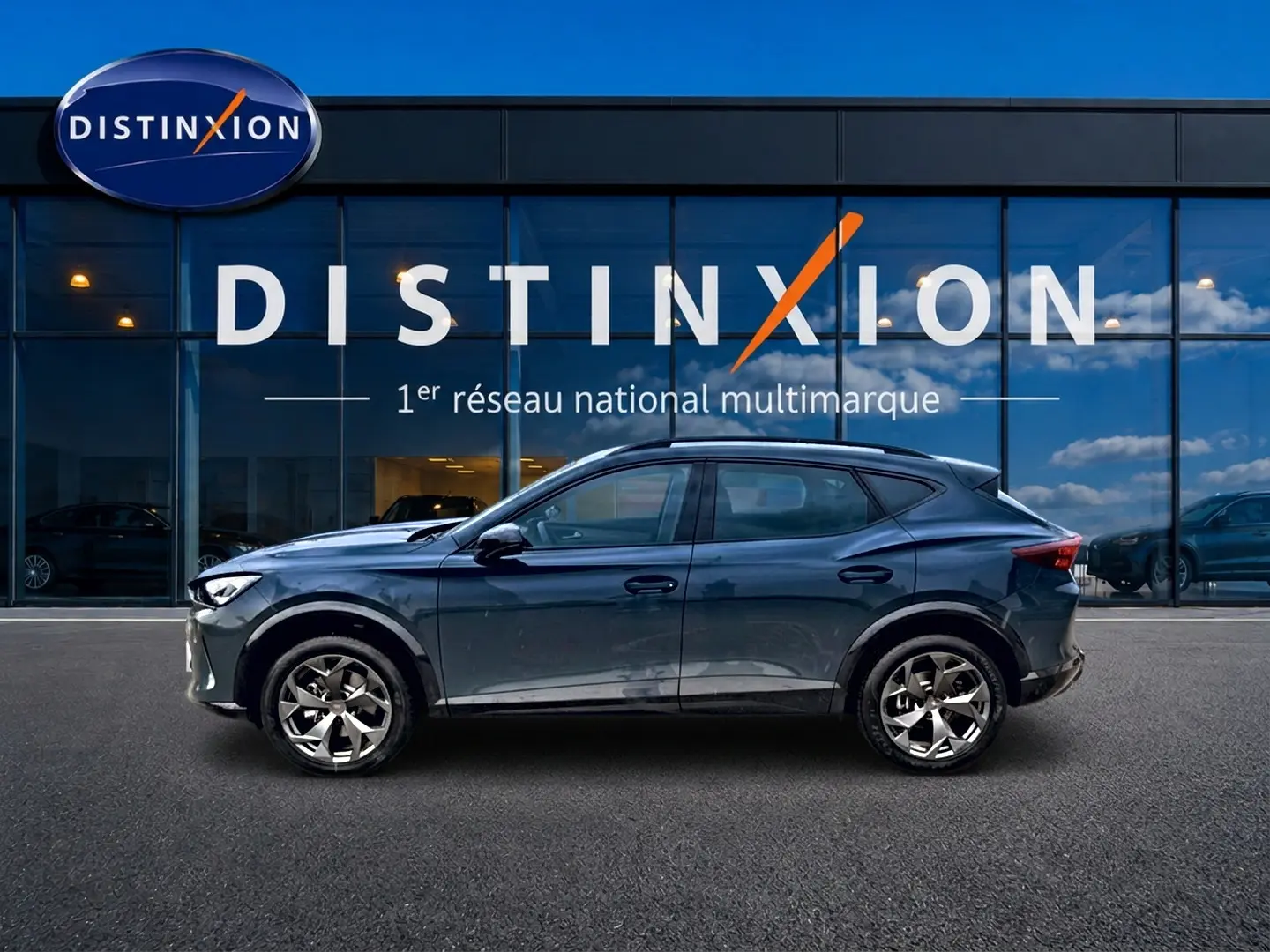 Vue latérale droite d'une CUPRA Formentor 1.5 etsi hybrid 2026 en bleu fjord, avec jantes 18 pouces et lignes dynamiques.