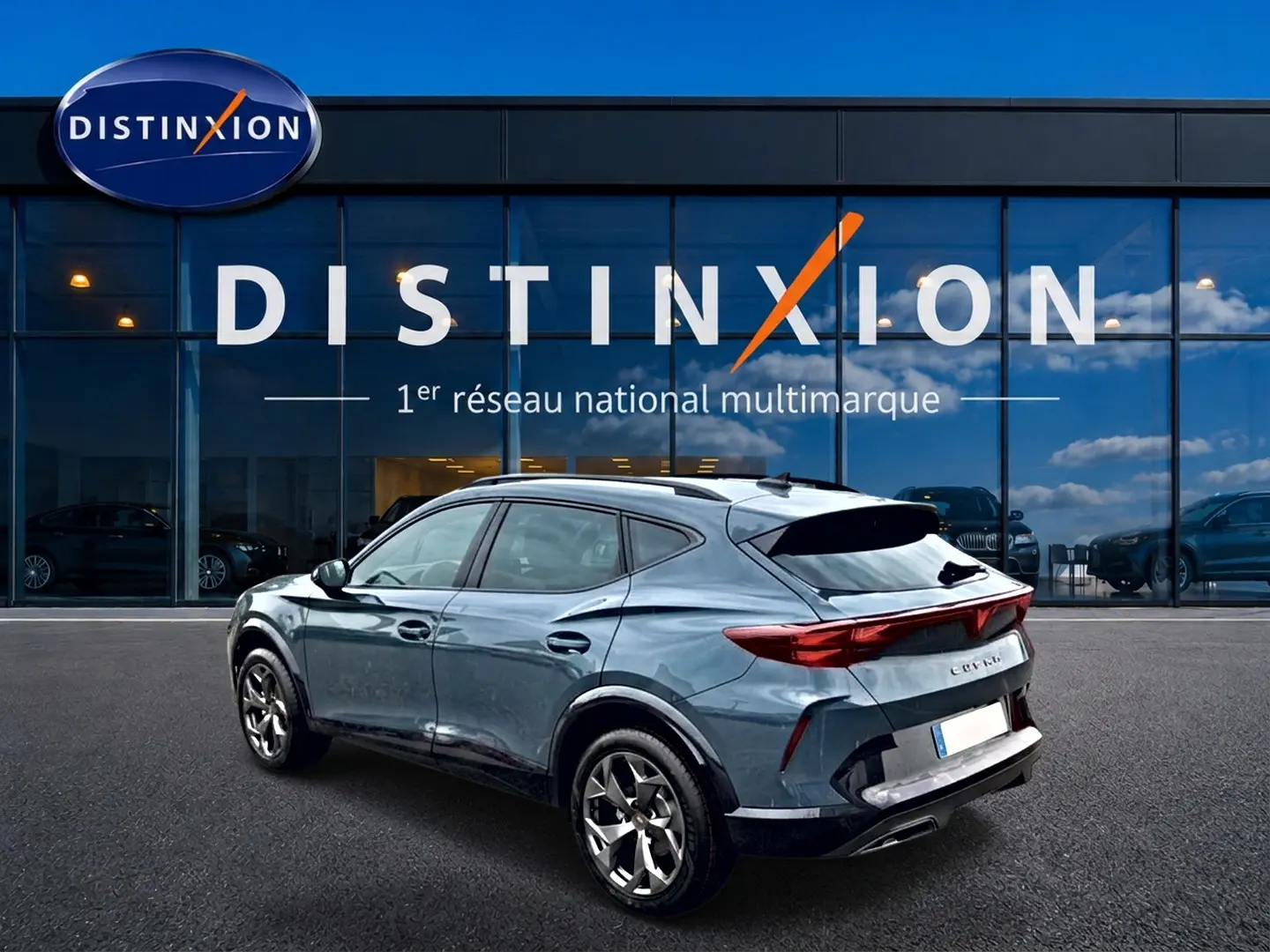 Vue 3/4 arrière droite du CUPRA Formentor bleu fjord 2026 avec feux arrière LED et jantes 18 pouces.
