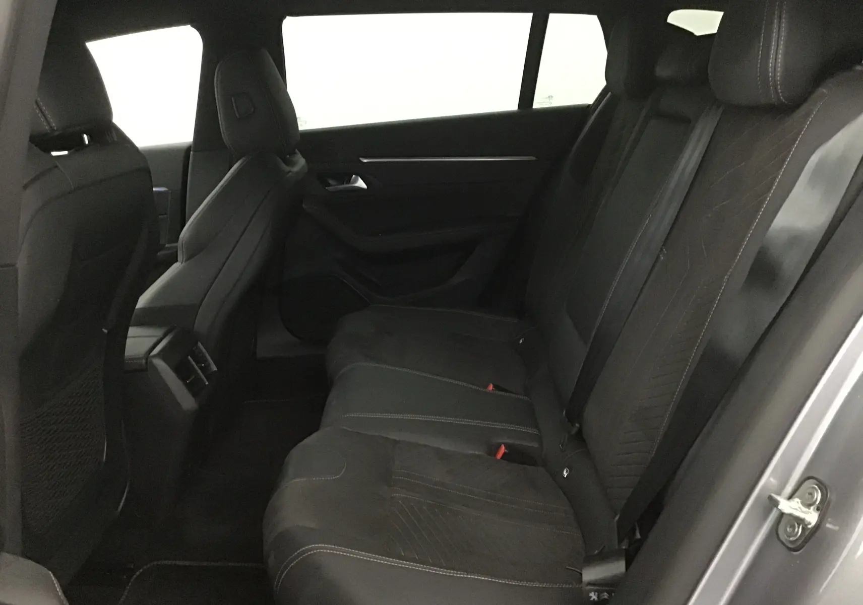 Vue intérieure côté droit des sièges arrière noirs du Peugeot 508 SW gris Artense 2024 avec finitions soignées.