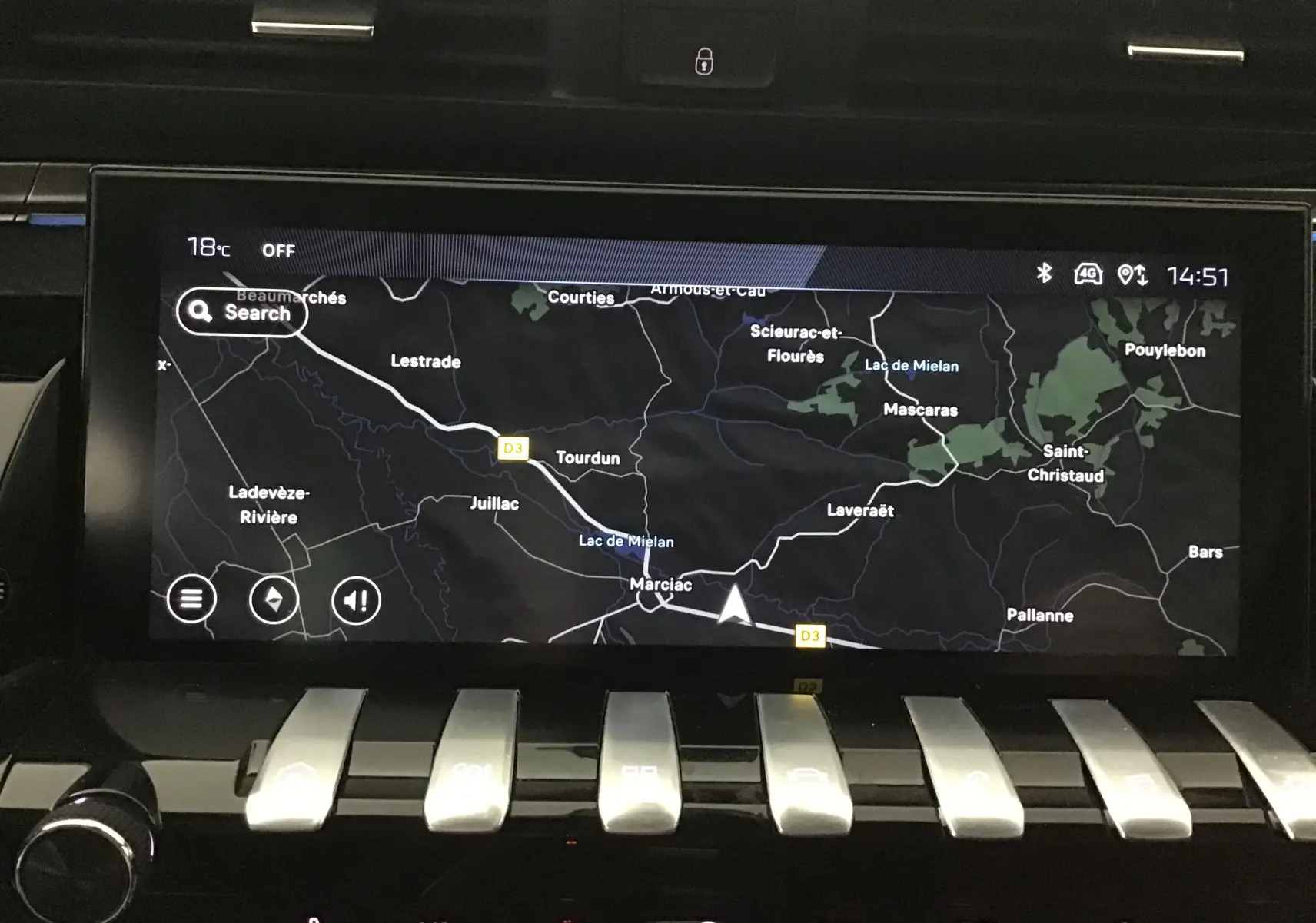Écran tactile central avec navigation GPS affichant une carte dans l'habitacle du Peugeot 508 SW 2024.