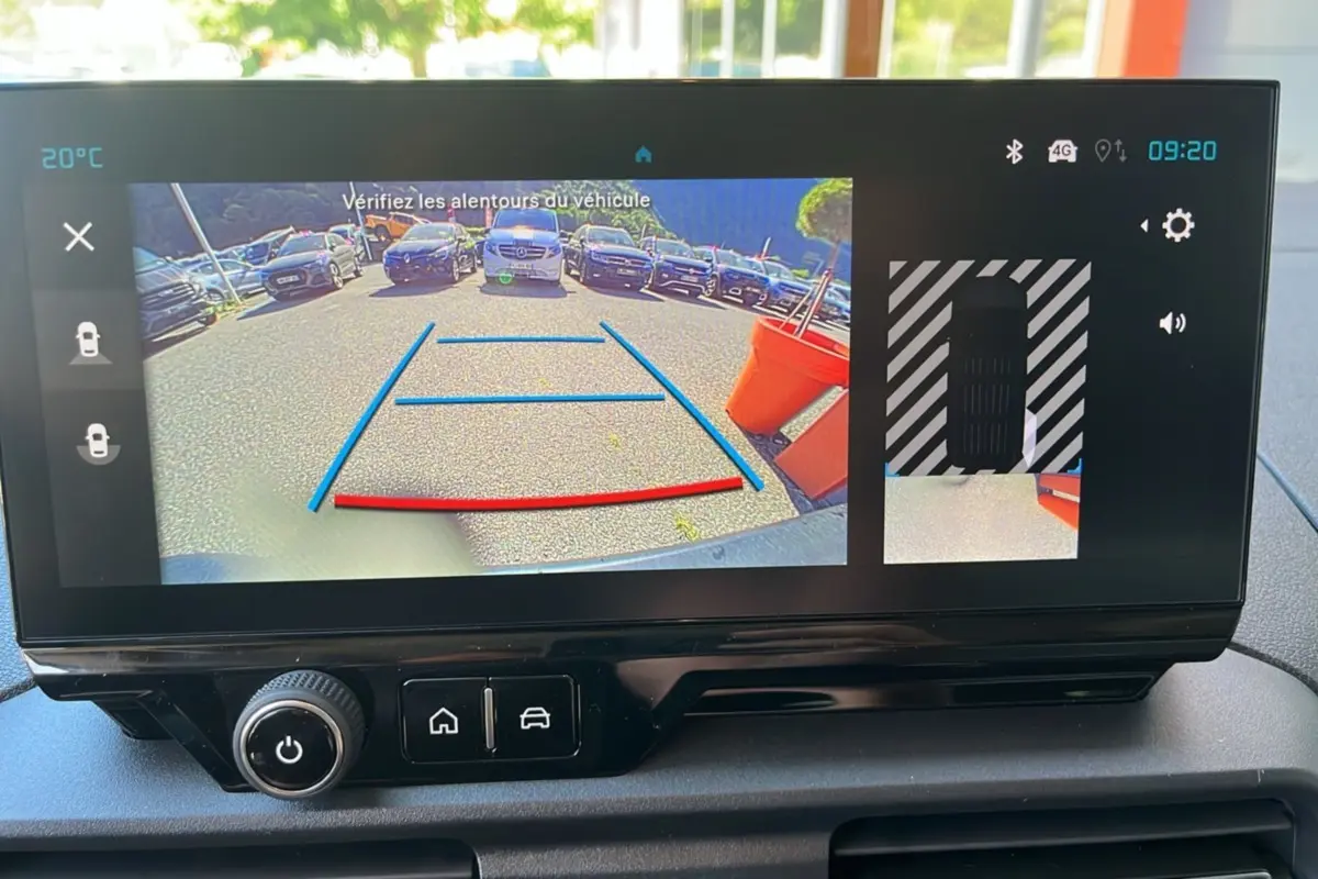 Écran multimédia affichant la caméra de recul du Citroën Berlingo gris Artense avec guidage de trajectoire et vue 360° intérieure.