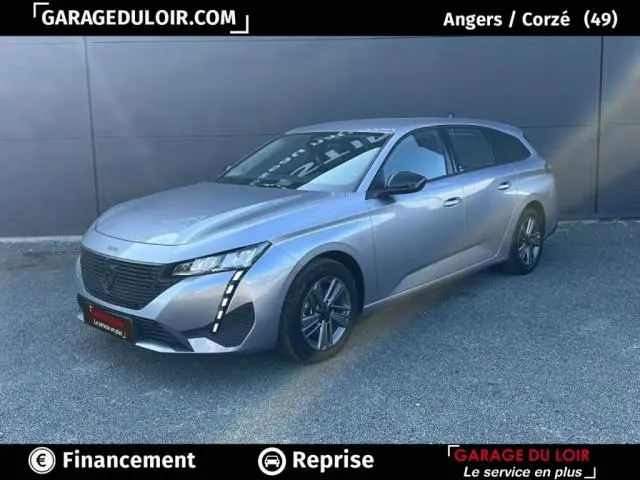 Peugeot 308 BlueHDi 130 gris clair vue 3/4 avant, feux LED verticaux distinctifs et jantes alliage.