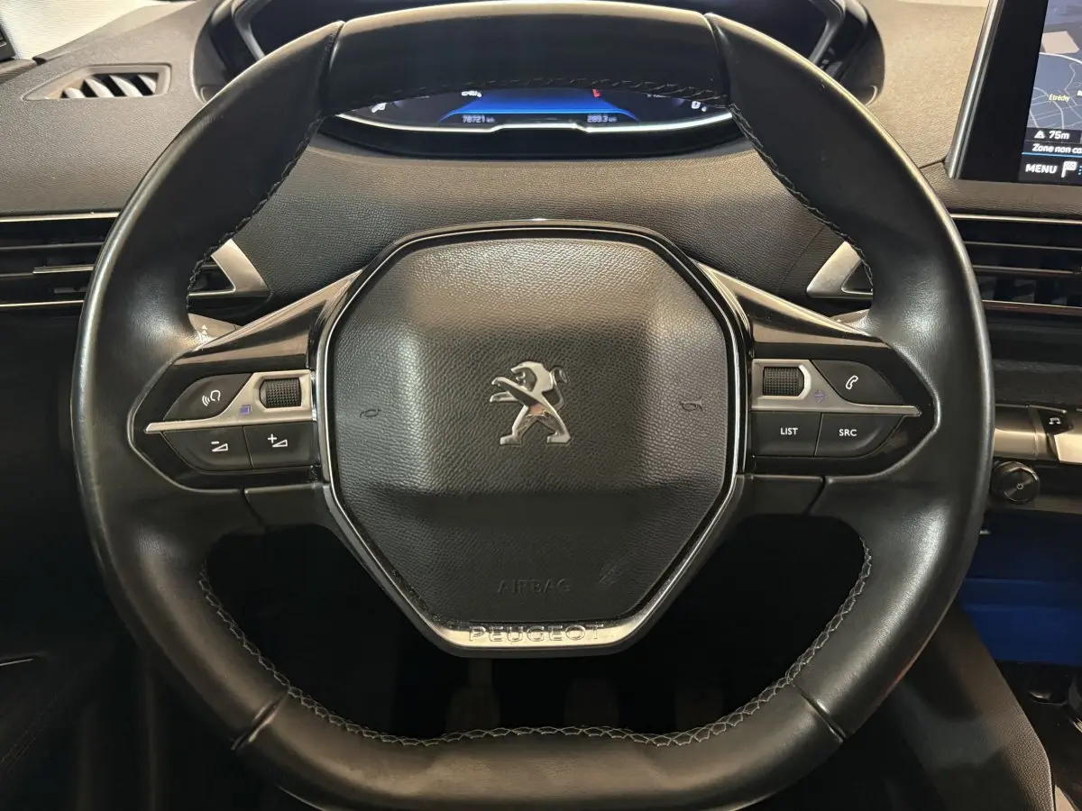 Vue rapprochée du volant cuir noir du Peugeot 3008 Puretech 130, avec commandes multifonctions visibles.