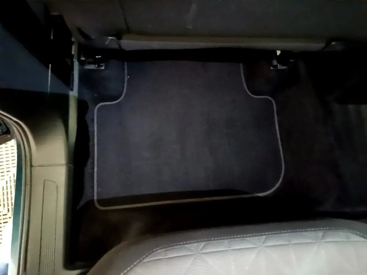 Vue intérieure du tapis de sol noir côté passager arrière du Volkswagen Tiguan hybride rechargeable bleu 2021.