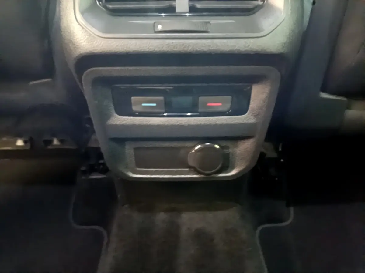 Détail de la commande de climatisation arrière avec réglages température bleu et rouge sur Volkswagen Tiguan bleu.