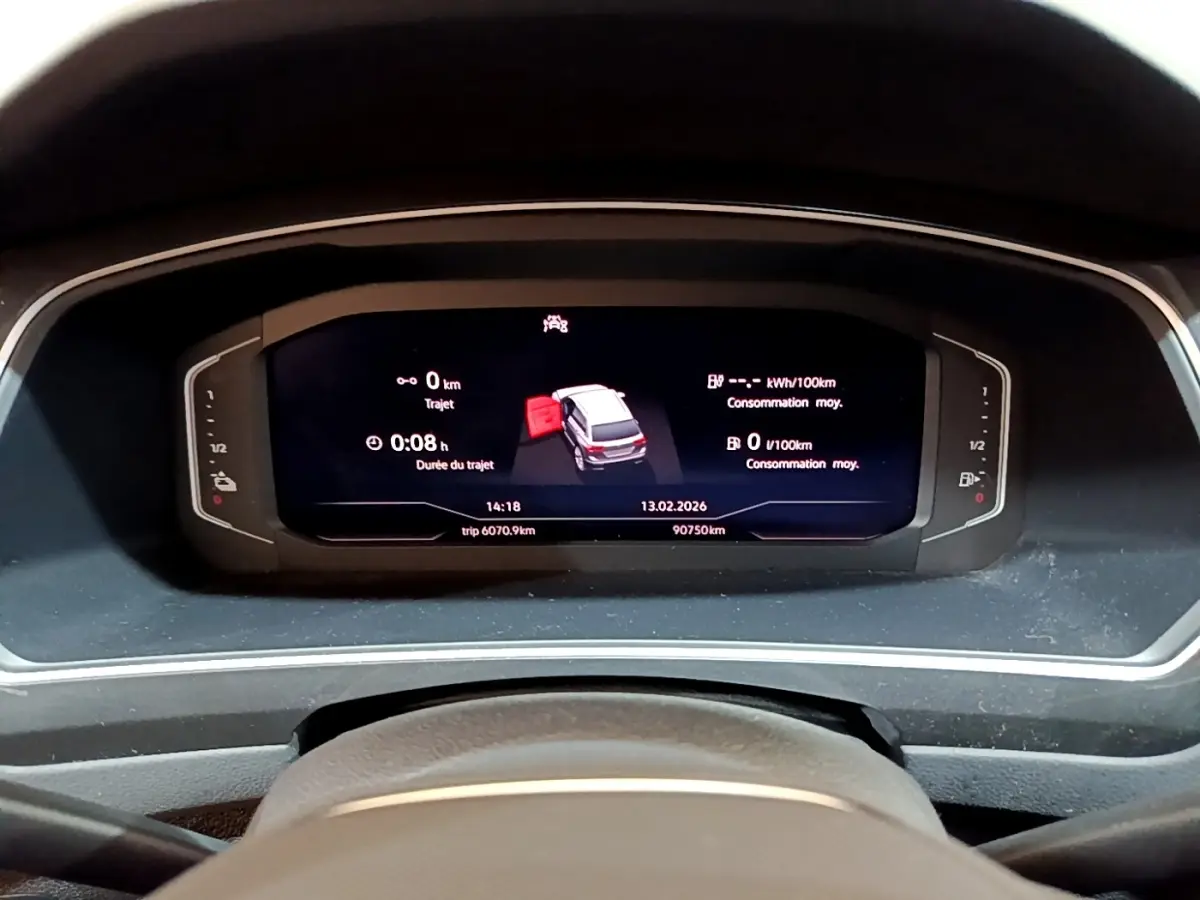 Tableau de bord numérique du Volkswagen Tiguan 1.4 eHybrid, affichage central avec indication porte ouverte côté gauche.