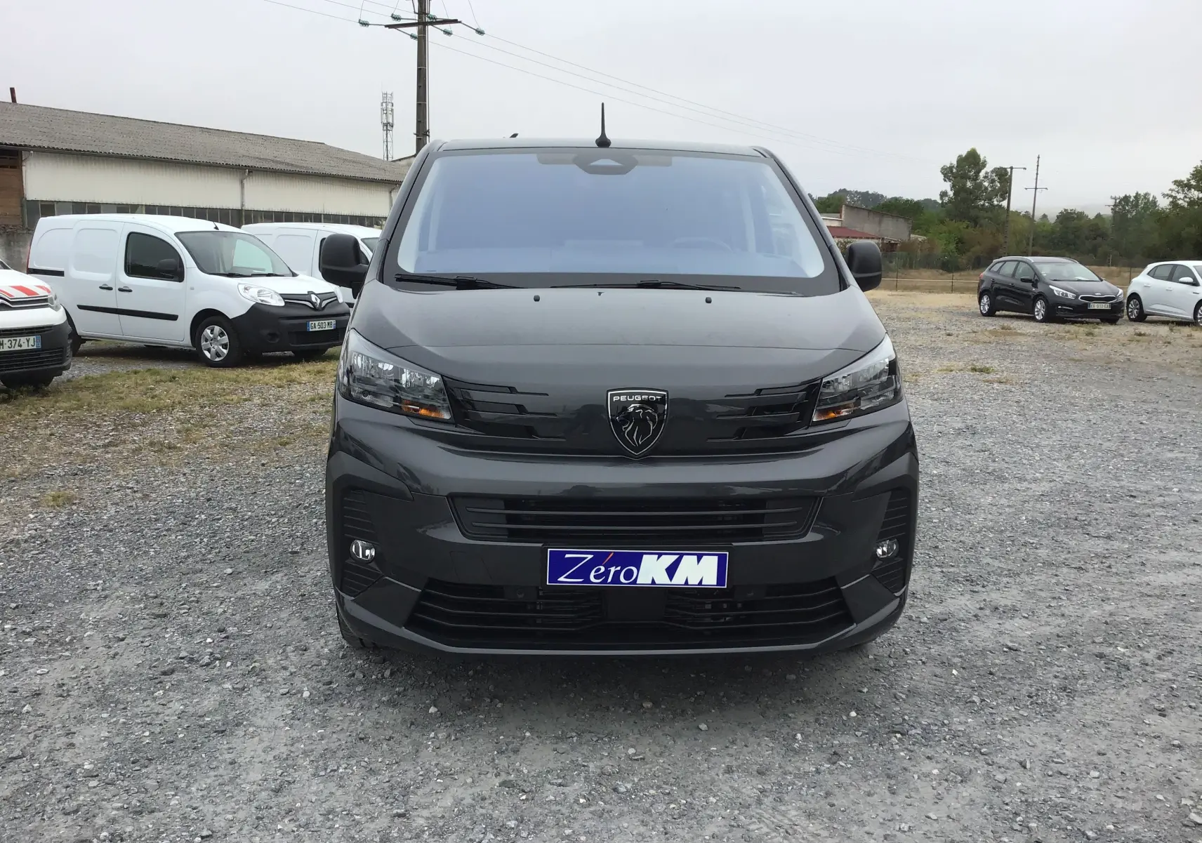 Vue avant frontale d’un Peugeot Expert Cabine Approfondie gris titane avec calandre noire et plaque Zero KM.