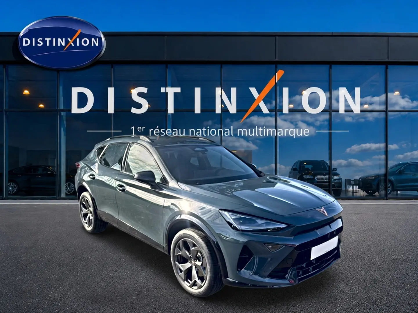 Vue 3/4 avant droit d'un CUPRA Formentor 1.5 etsi hybrid bleu fjord avec jantes 18 pouces devant un showroom Distinxion.