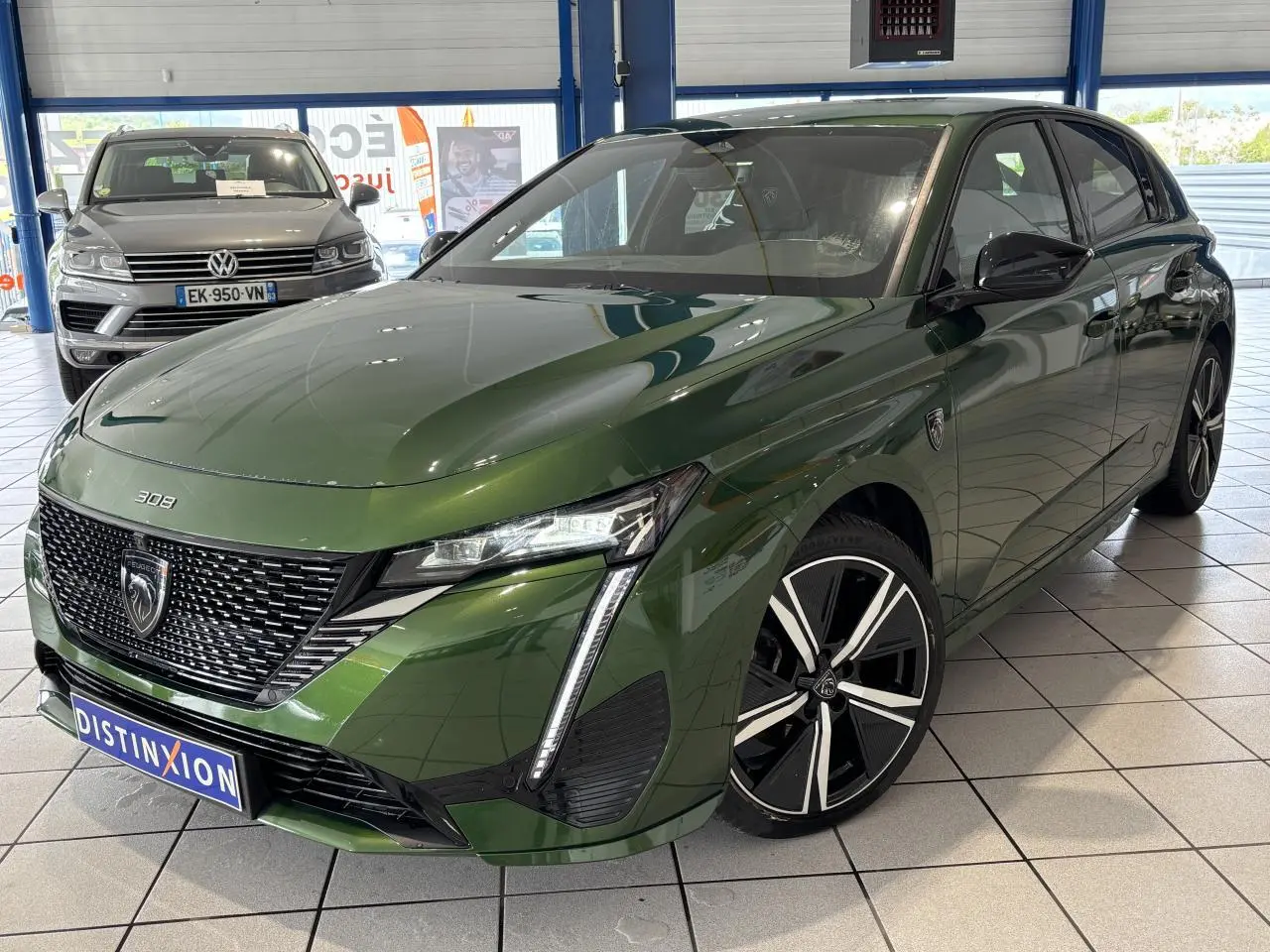 Peugeot 308 GT vert vue 3/4 avant droit, calandre noire brillante et jantes alliage 18'' diamantées.
