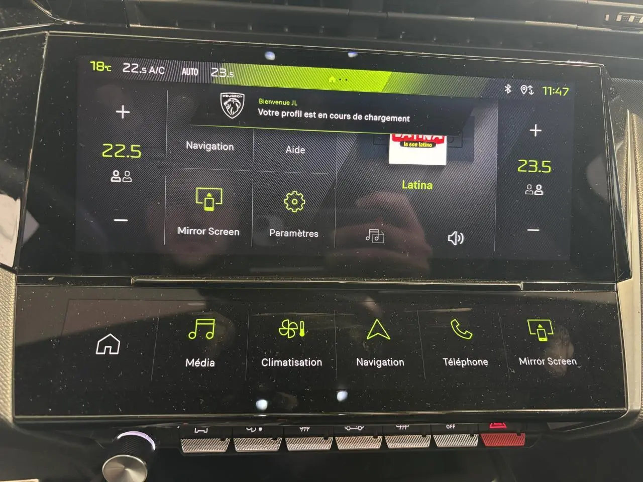 Écran tactile central du tableau de bord Peugeot 308 GT 2024 avec interface multimédia et climatisation digitale.