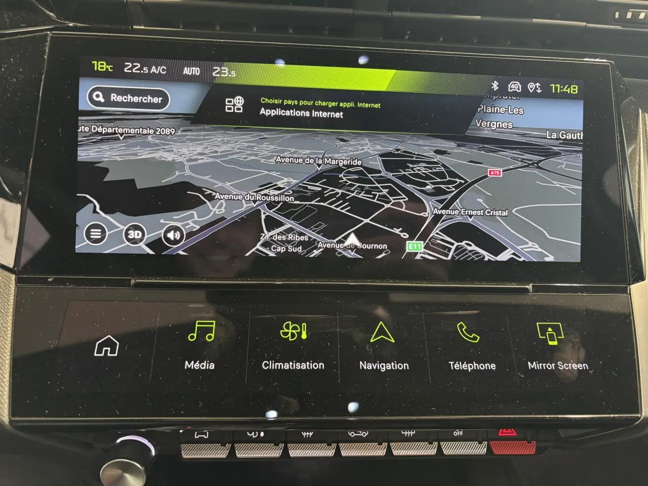 Écran tactile central de la Peugeot 308 GT 2024 avec navigation et commandes multimédia, ambiance intérieure noire.