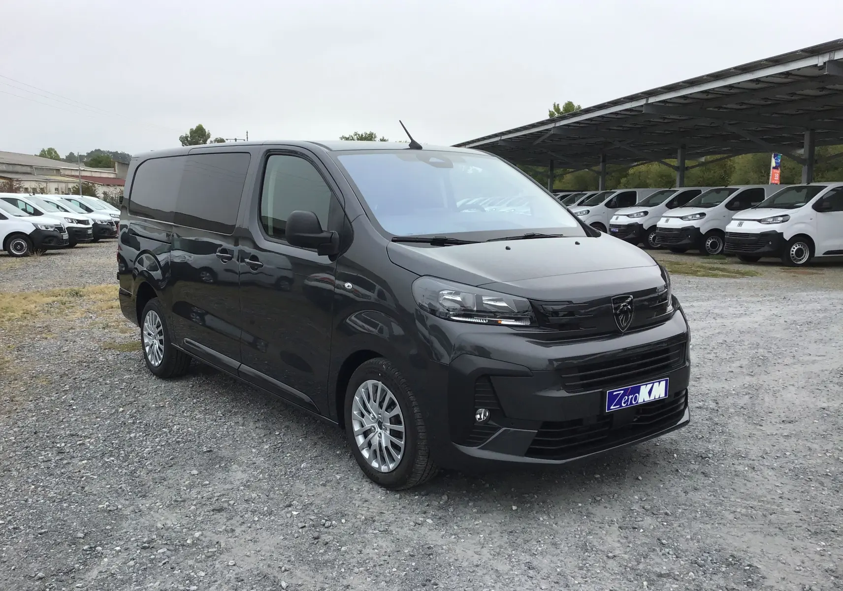 Peugeot Expert Cabine Approfondie gris titane vu en 3/4 avant droit, avec jantes alliage et calandre noire brillante.