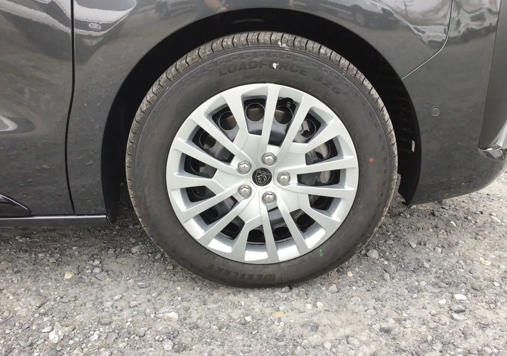 Gros plan sur la roue avant gauche gris titane du Peugeot Expert Cabine Approfondie avec jante argentée et logo Peugeot central.