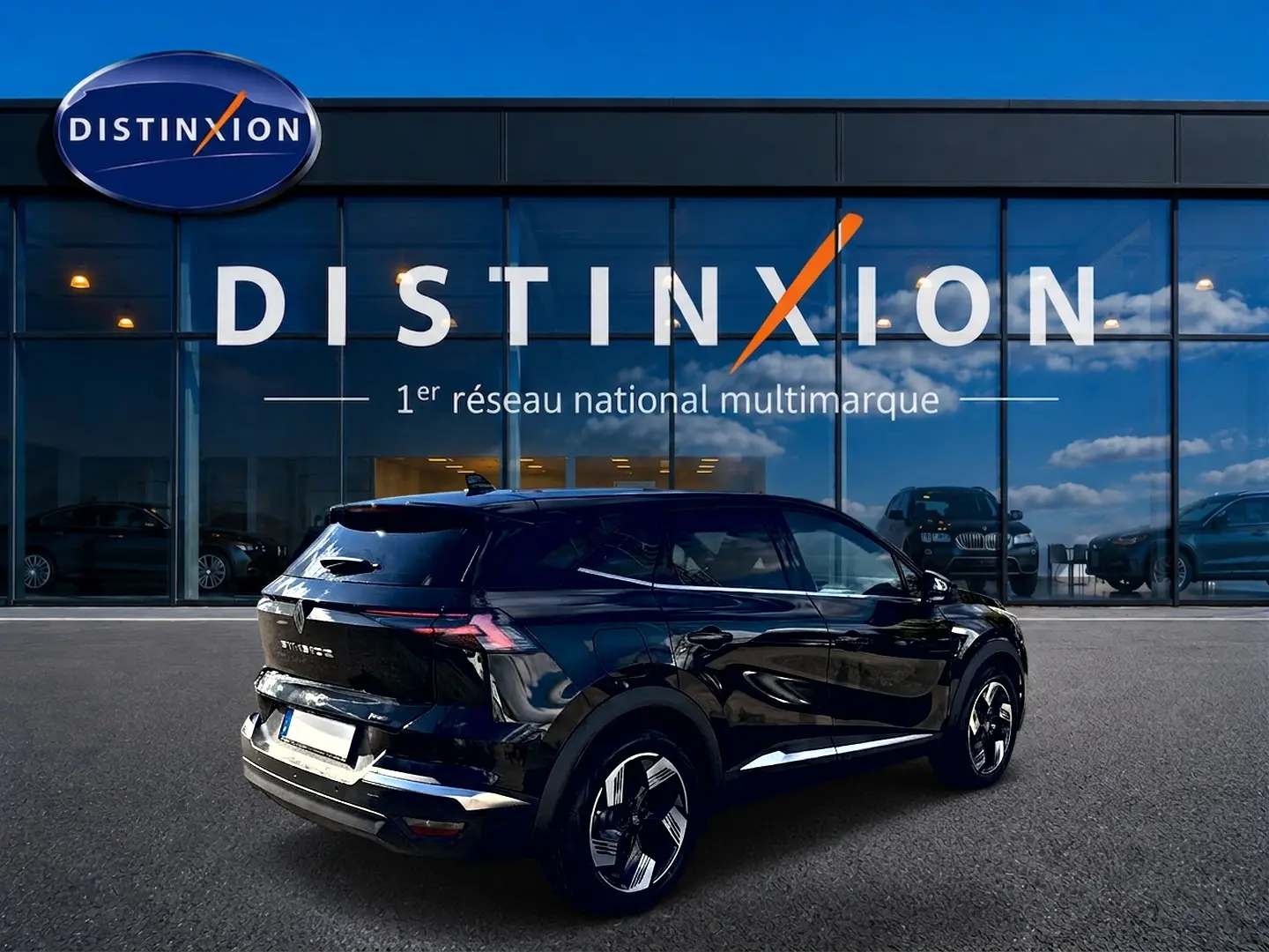 Vue 3/4 arrière droite d'une Renault Symbioz 2026 noir étoile, avec jantes alu et feux arrière LED distinctifs.