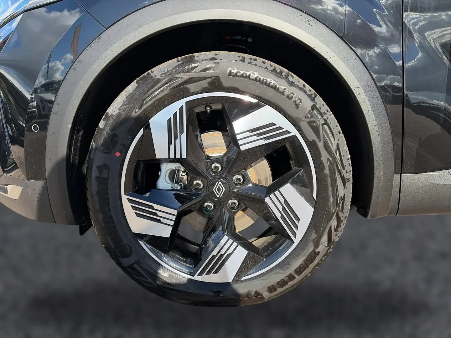 Gros plan sur la roue avant droite noire étoile du Renault Symbioz 1.8 e-tech full hybrid avec jante alu distinctive.