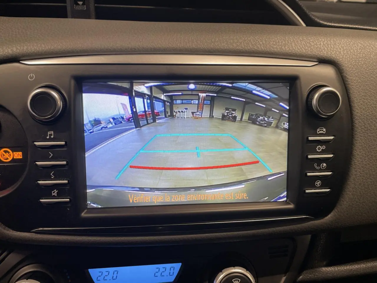 Écran central affichant la caméra de recul de la Toyota Yaris hybride 2020 avec repères de stationnement colorés.