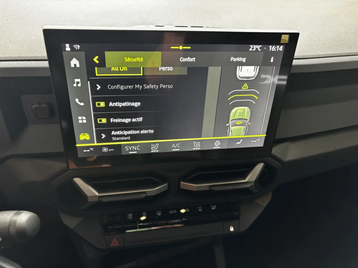 Écran tactile central du tableau de bord du Dacia Bigster 2025 affichant les réglages de sécurité et confort.