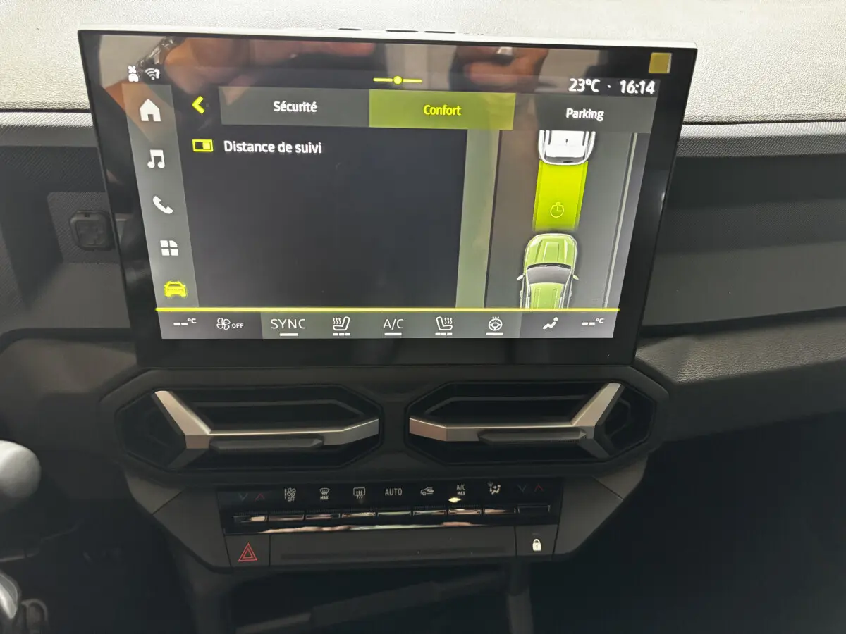 Écran tactile central du tableau de bord du Dacia Bigster 2025 affichant l'aide au stationnement en mode confort.