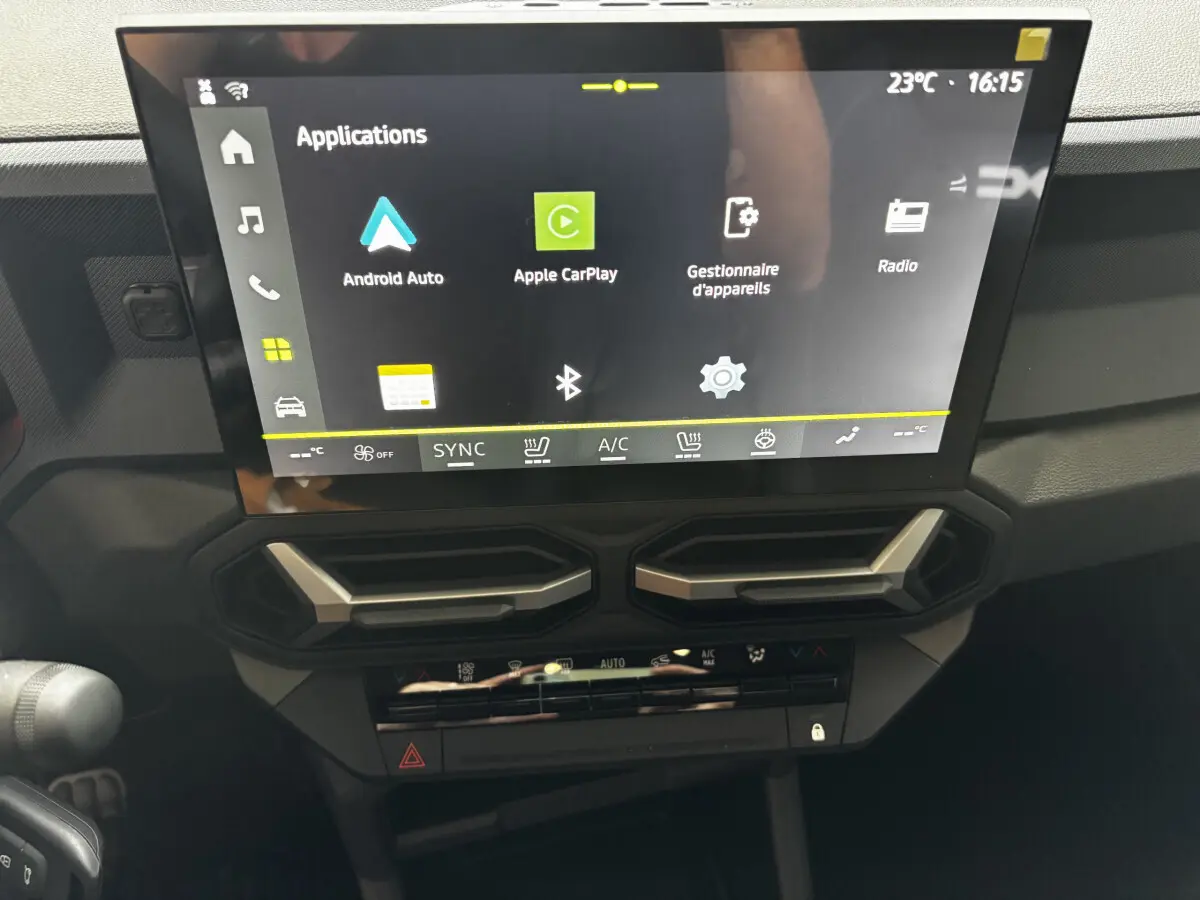 Écran tactile central affichant Android Auto et Apple CarPlay dans le tableau de bord du Dacia Bigster 2025.
