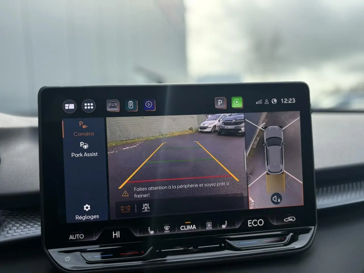 Écran tactile intérieur affichant la caméra de recul et la vue 360° du CUPRA TERRAMAR 1.5 e-Hybrid 2024.