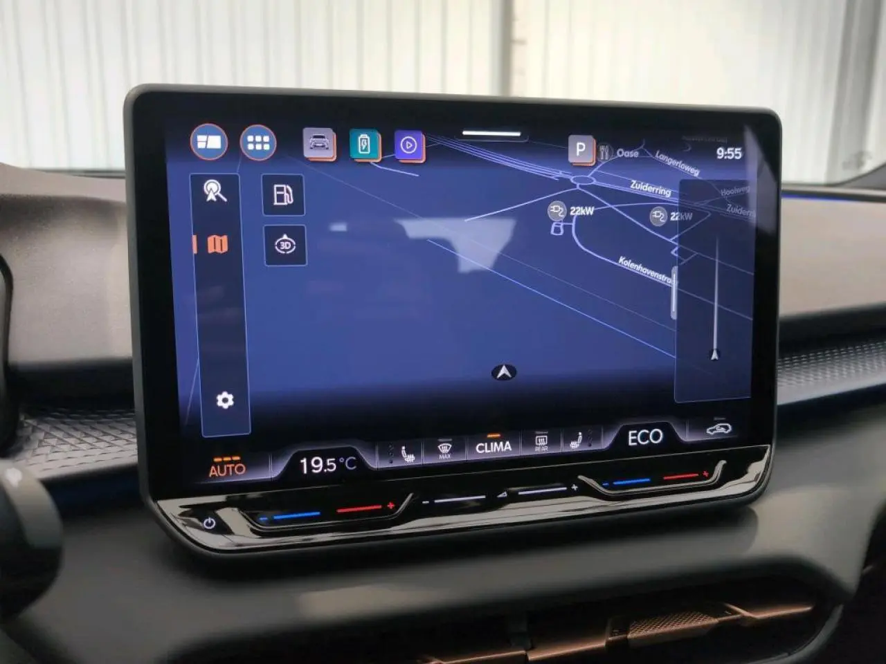 Écran tactile central affichant la navigation et la climatisation dans l'habitacle du CUPRA TERRAMAR 2024.