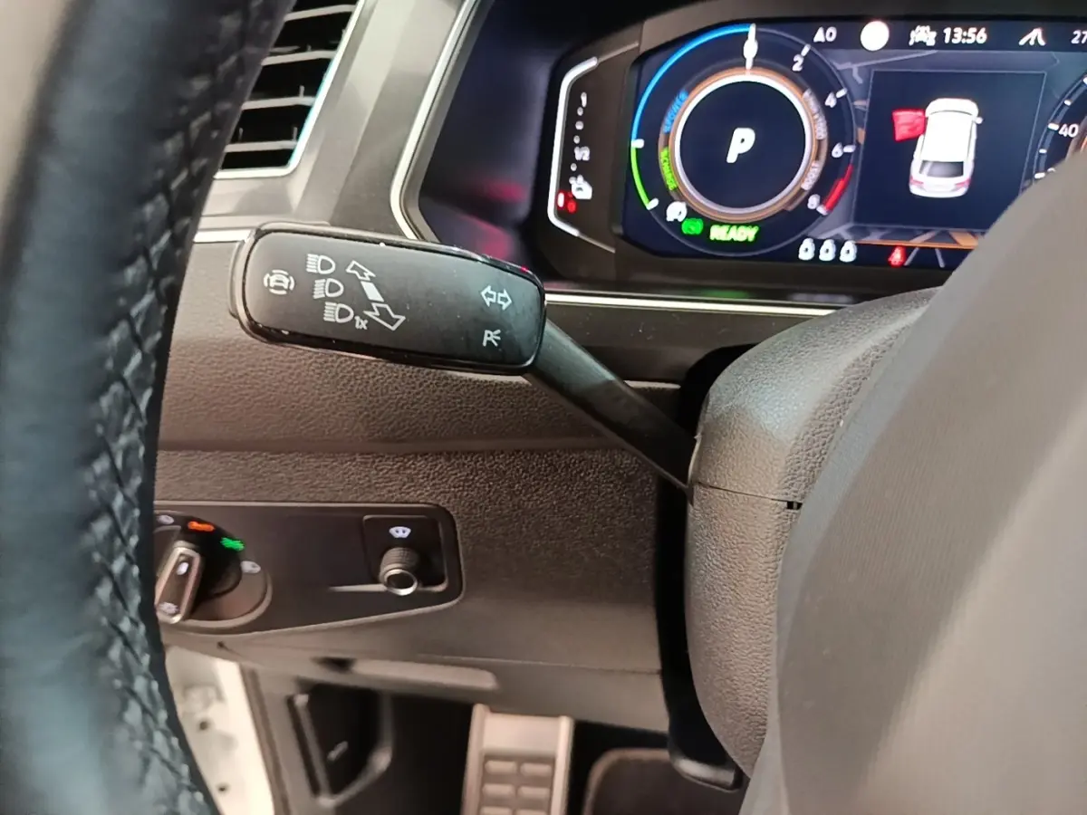 Gros plan intérieur sur le volant et le combiné d'instruments numérique du Volkswagen Tiguan blanc 1.4 EHYBRID 2023.