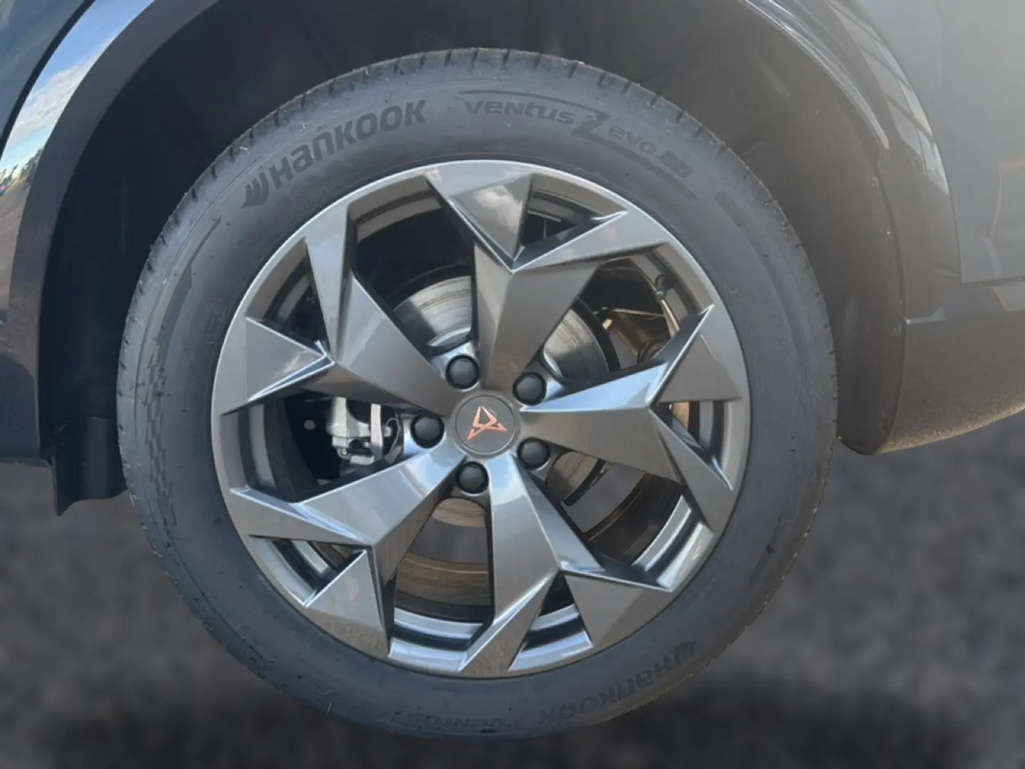 Gros plan sur la jante 18 pouces gris foncé avec logo CUPRA, montée sur pneu Hankook Ventus Evo.
