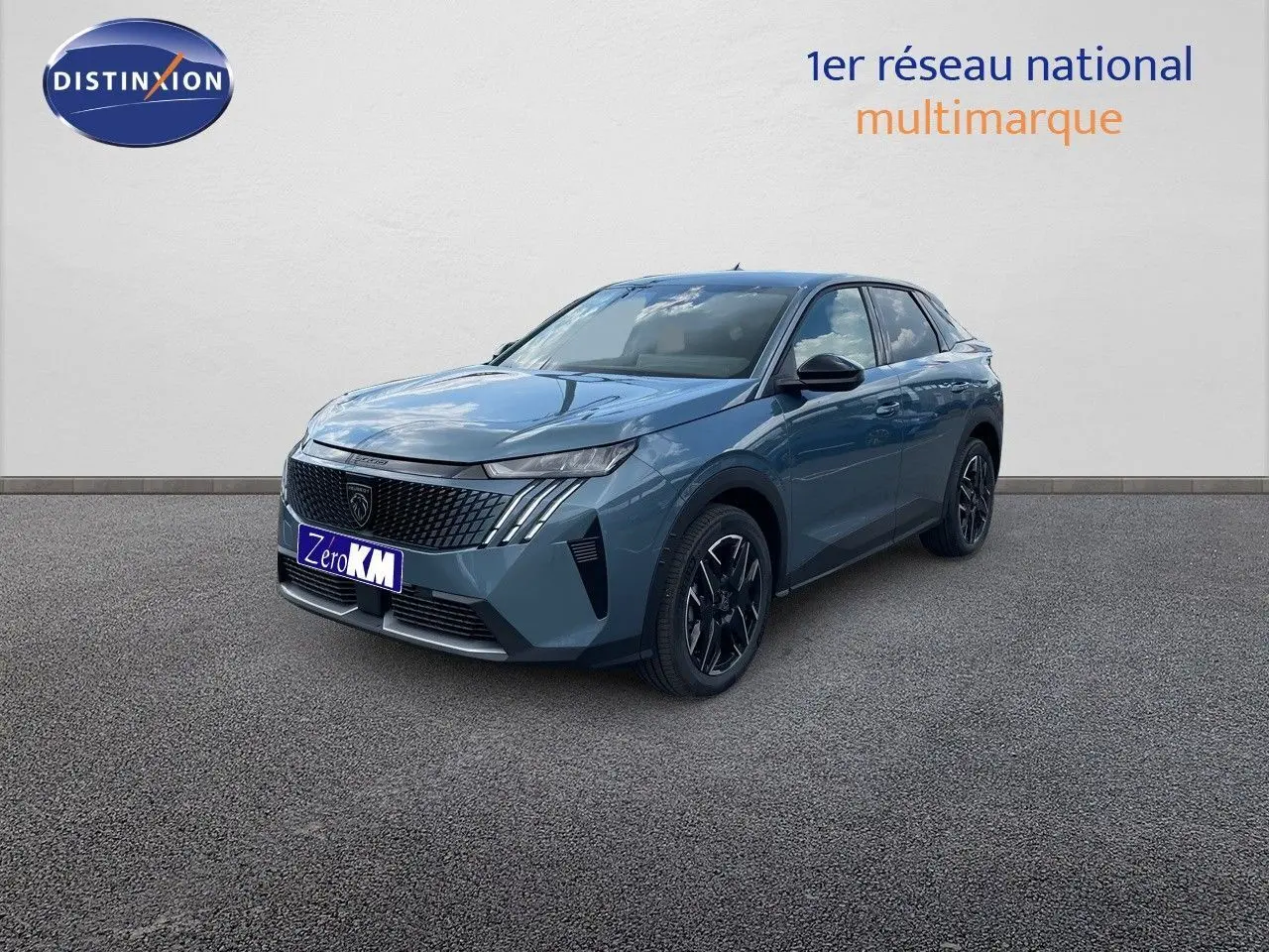 Peugeot 3008 Hybrid bleu Ingaro métal en 3/4 avant droit, avec calandre distinctive et jantes noires bicolores.