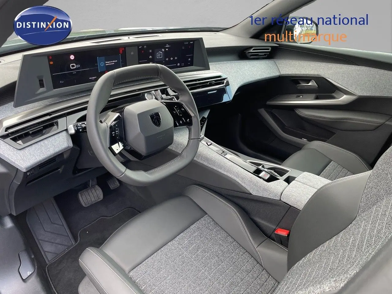 Intérieur moderne du Peugeot 3008 Hybrid 2025 vu côté conducteur, avec tableau de bord numérique et sellerie gris clair et noir.