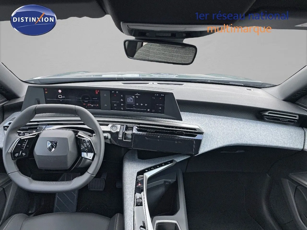 Vue intérieure du tableau de bord et volant du Peugeot 3008 Hybrid 136ch Allure, finition moderne et épurée.