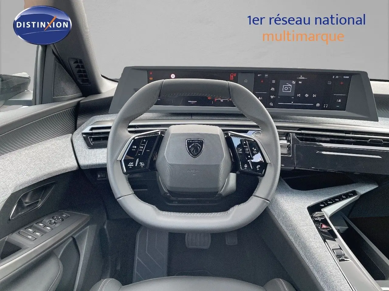 Vue intérieure centrée sur le volant gris clair du Peugeot 3008 Hybrid 2025 avec tableau de bord numérique et console moderne.