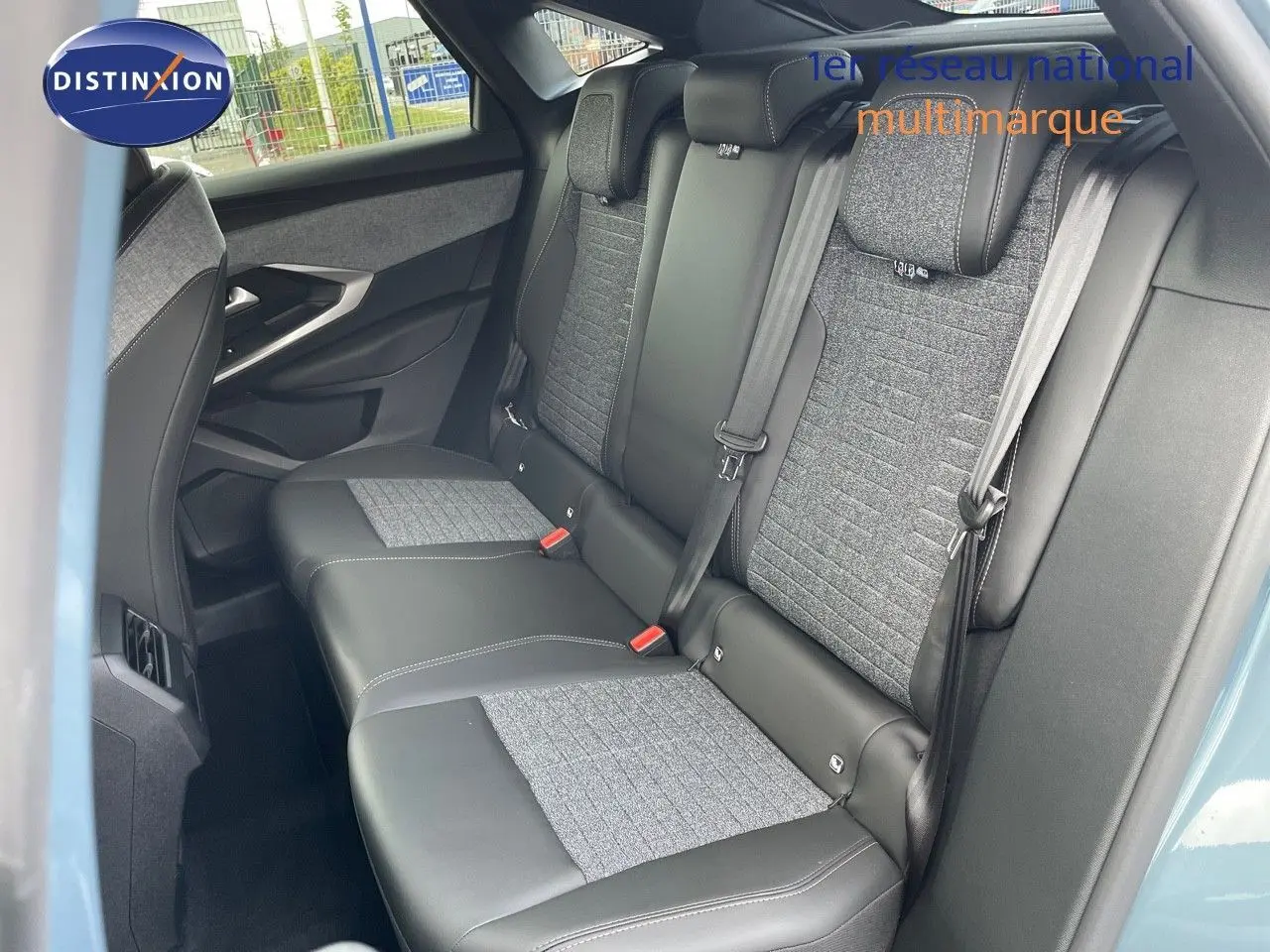 Vue intérieure arrière droite des sièges arrière en cuir noir et tissu gris du Peugeot 3008 Hybrid 136ch Allure bleu Ingaro Metal 2025.