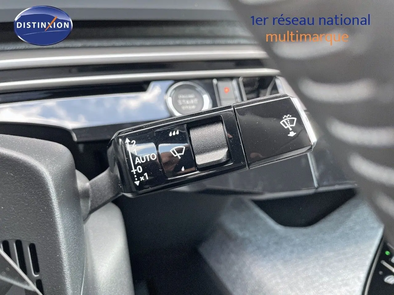 Gros plan sur la commande d'essuie-glace du Peugeot 3008 Hybrid 136ch Allure, intérieur moderne et finition noire.