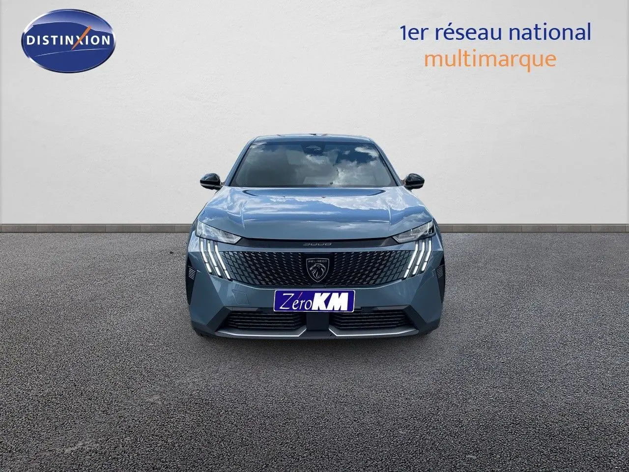 Vue frontale d'un Peugeot 3008 Hybrid bleu Ingaro Metal avec calandre noire et feux LED distinctifs allumés.