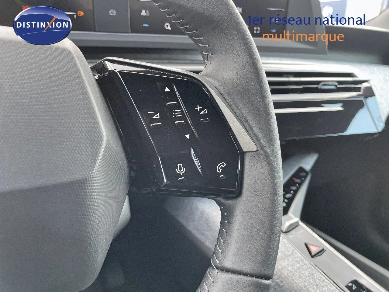 Gros plan sur la partie gauche du volant cuir du Peugeot 3008 Hybrid 2025 avec commandes tactiles intégrées.