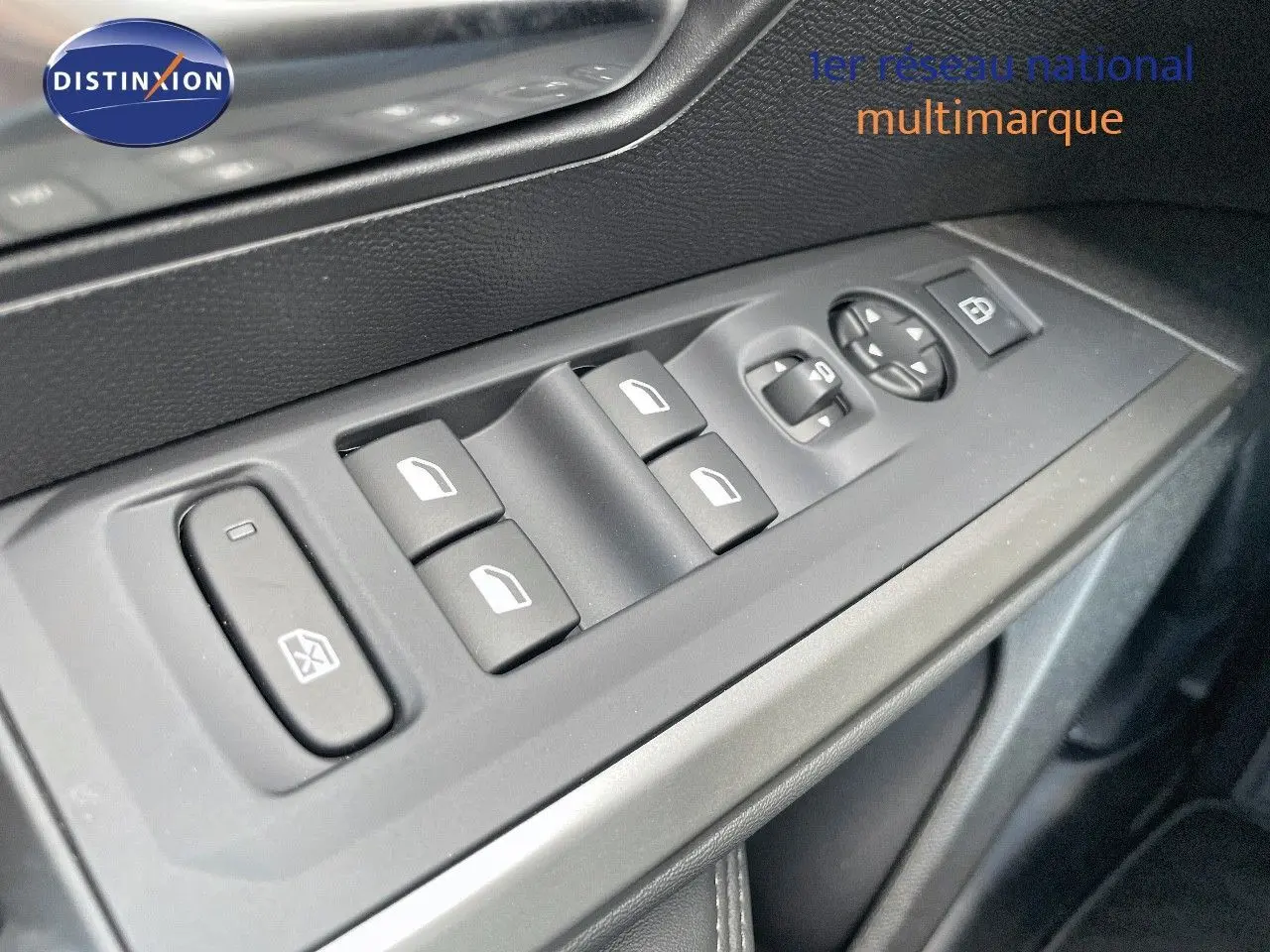 Gros plan sur les commandes des vitres et rétroviseurs côté gauche d'un Peugeot 3008 Hybrid bleu Ingaro Metal 2025.