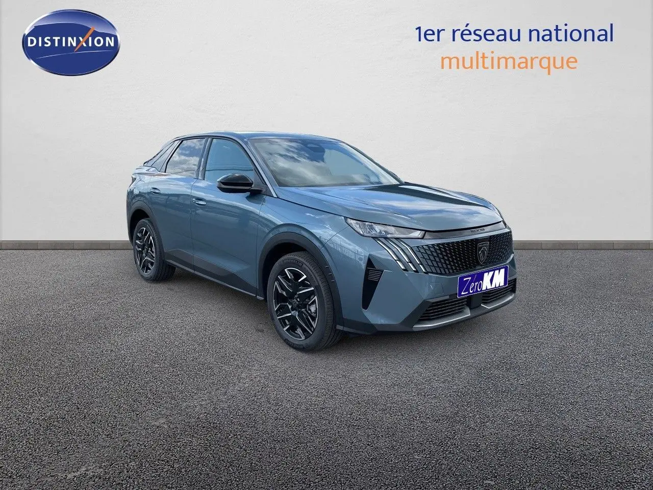 Peugeot 3008 Hybrid 136ch Allure bleu Ingaro métal en 3/4 avant droit sur sol gris devant un mur blanc.