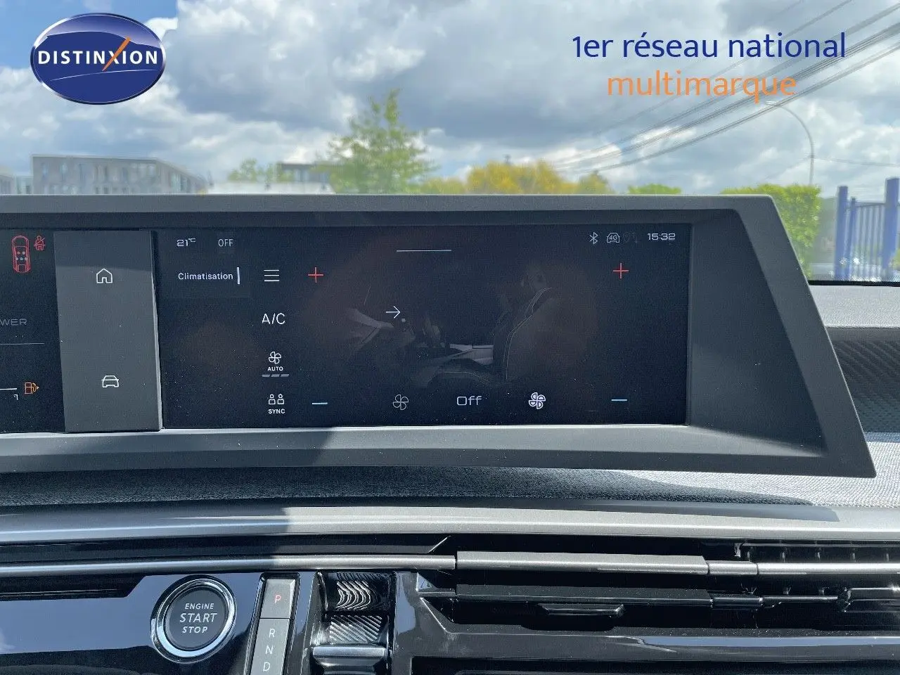 Vue rapprochée du tableau de bord du Peugeot 3008 Hybrid 2025, écran tactile et bouton start/stop visibles.