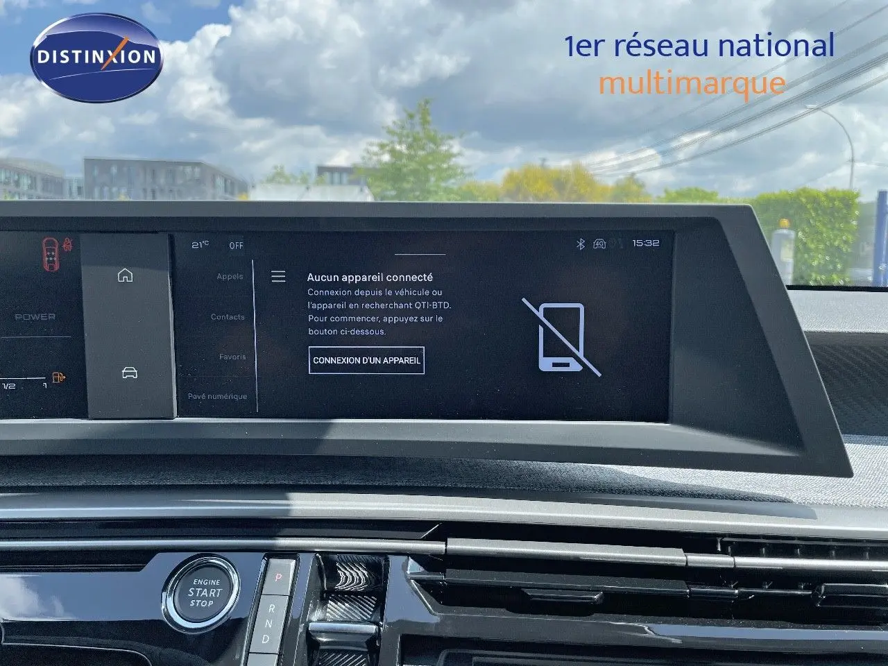 Vue intérieure du tableau de bord du Peugeot 3008 Hybrid 136ch Allure 2025 avec écran central et bouton start/stop.