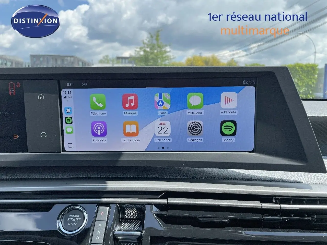 Écran tactile central affichant applications connectées dans l'habitacle du Peugeot 3008 Hybrid bleu Ingaro Metal.