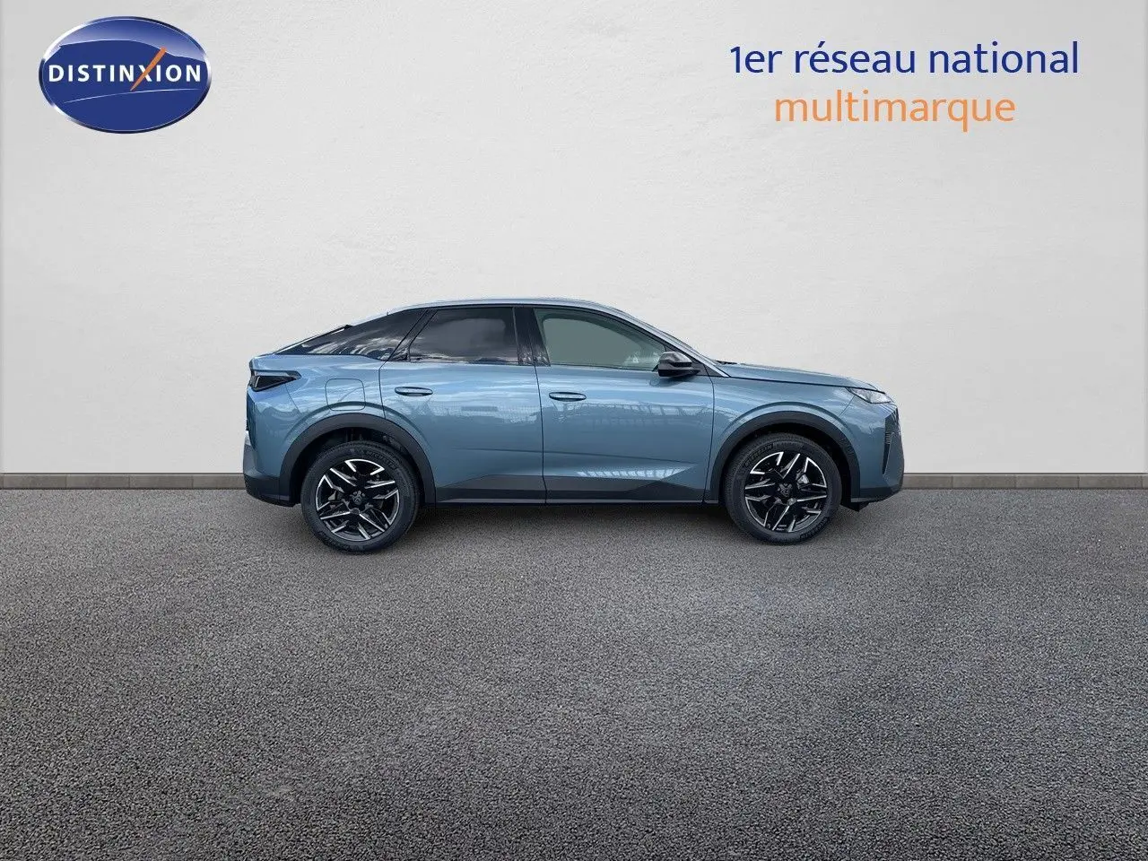 Profil côté droit du Peugeot 3008 Hybrid 136ch Allure en bleu Ingaro Metal sur fond neutre.
