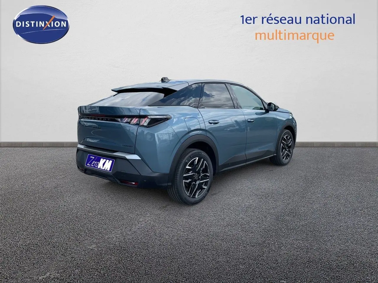 Peugeot 3008 Hybrid 136ch bleu Ingaro métal, vue 3/4 arrière droit sur fond neutre avec jantes noires.