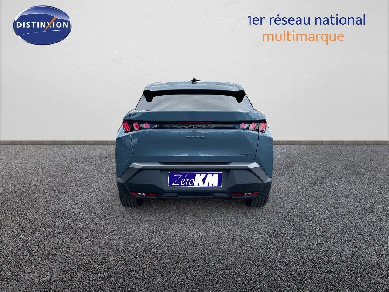 Vue arrière du Peugeot 3008 Hybrid 136ch Allure en bleu Ingaro Metal avec feux LED distinctifs et plaque Zero KM.