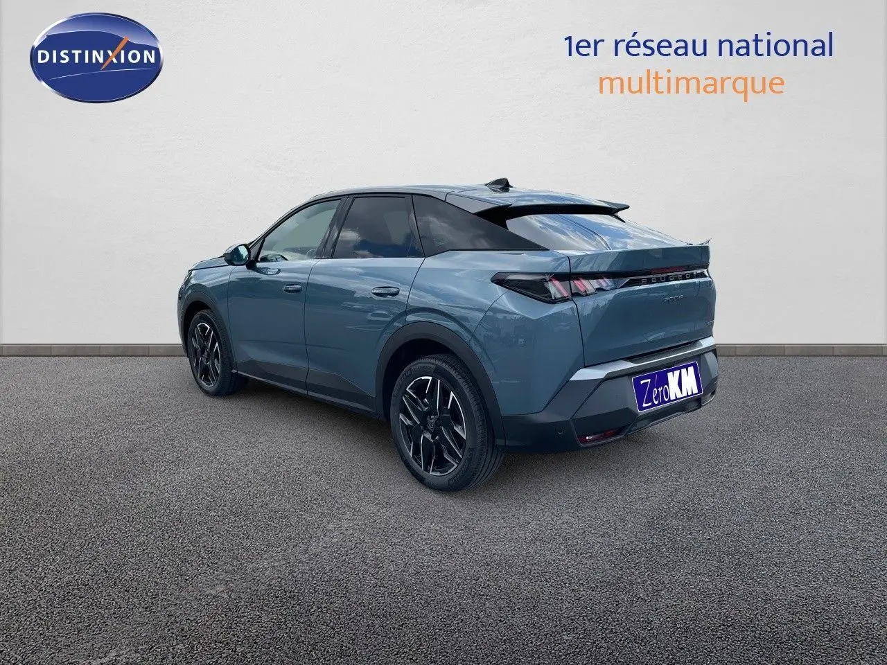Peugeot 3008 Hybrid bleu Ingaro métal en 3/4 arrière droit, avec jantes noires et toit noir contrasté.