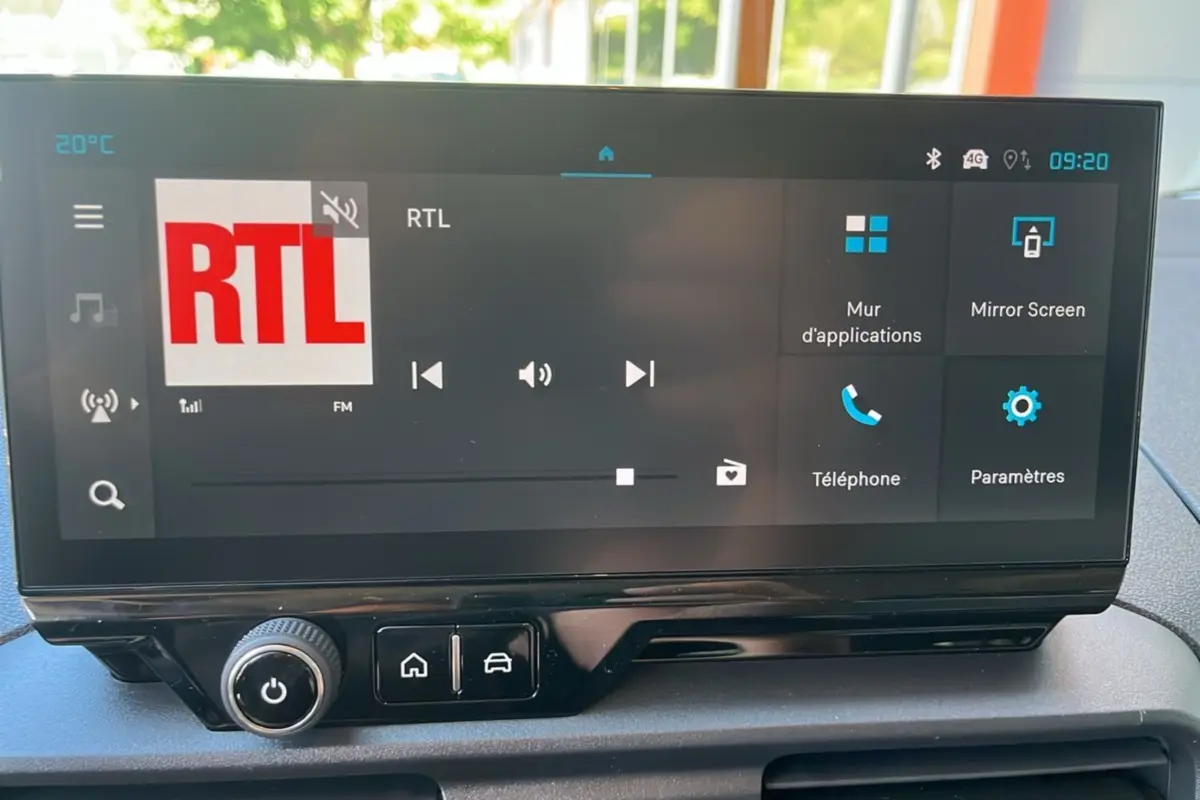 Écran tactile central du tableau de bord du Citroën Berlingo 2025 affichant la radio RTL et les options connectées.